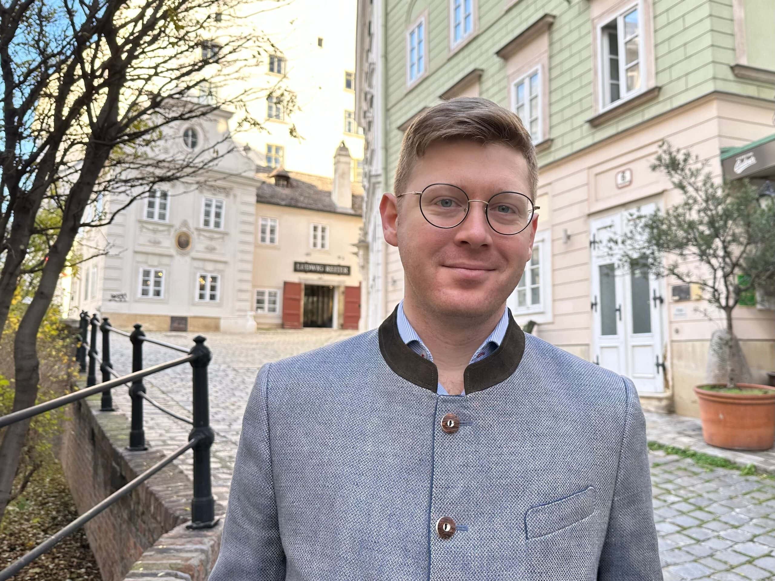 Fortepianist Daniel Adam Maltz standing in a historical neighborhood in Vienna.